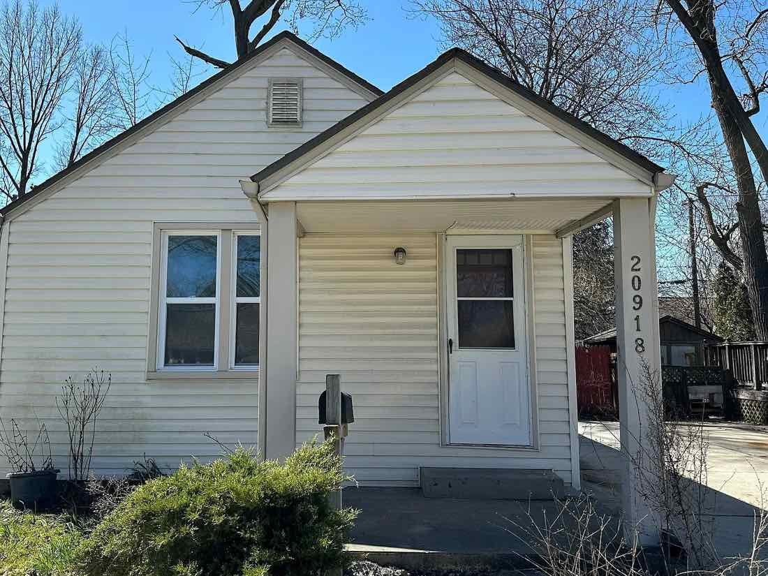 20918 hollywood outside